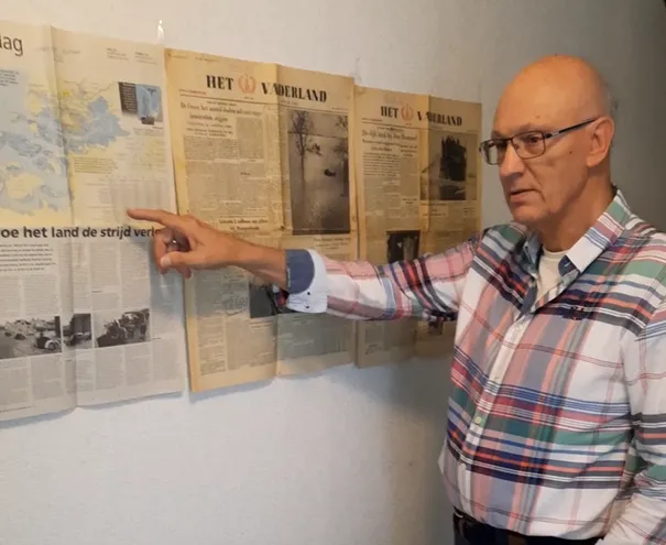 vrijwilliger kees toont zijn nieuwsarchief over de watersnoodramp 1953 foto eigen collectie kees vd velde