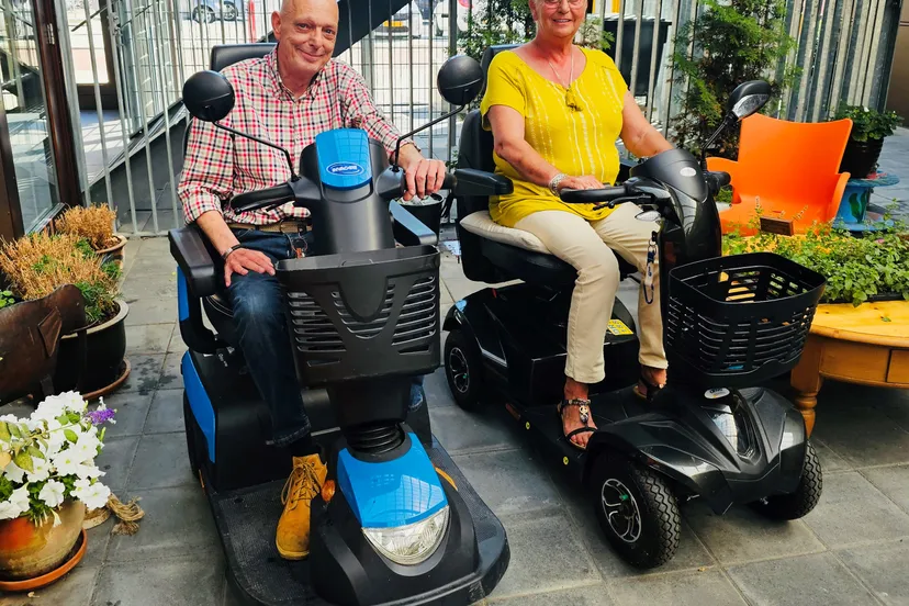 vrijwilliger rob leert beginnende scootmobielgebruikers veilig op pad te gaan foto stichting piezo