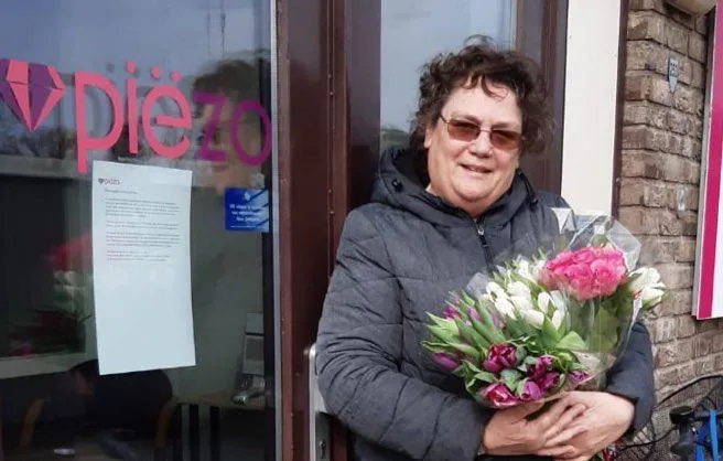 vrijwilligers brengen bloemen rond1
