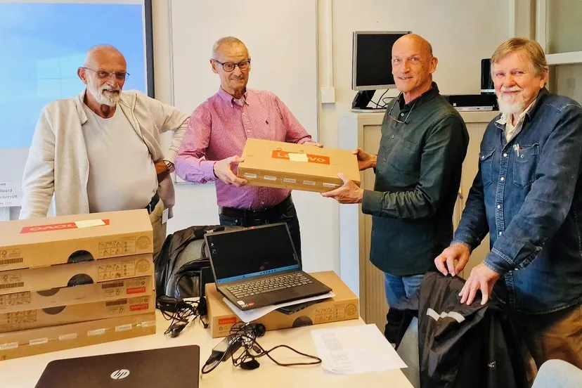 vrijwilligers en deelnemers bij piezo zijn dolblij met de nieuwe laptops voor de computerlessen en studieplekken dankzij een donatie van fonds 1818 foto stichting piezo