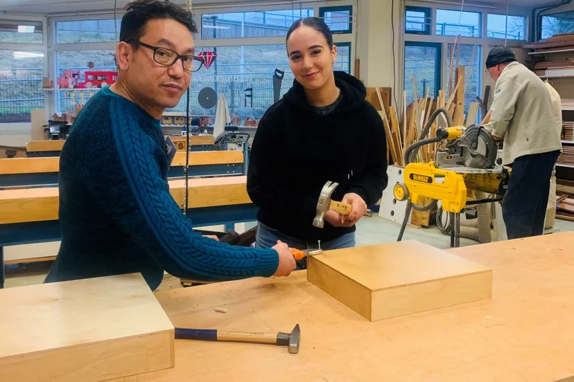 vrijwilligers houtwerkplaats foto stichting piezo