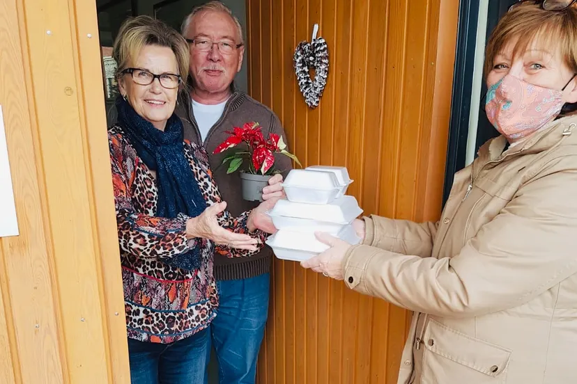 vrijwilligers piezo brengen kerstlunch rond 2 fotograaf stichting piezo