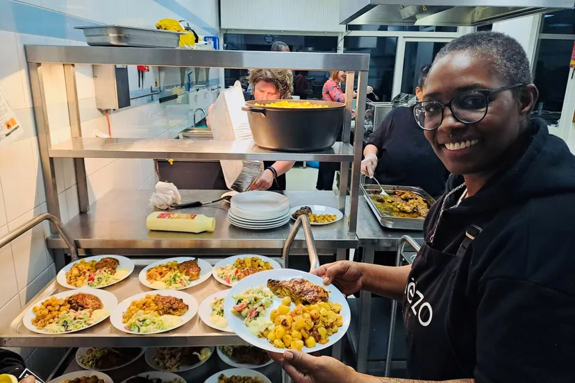 vrijwilligers piezo koken een driegangen kerstdiner voor 40 gasten in de wijk buytenwegh foto stichting piezo