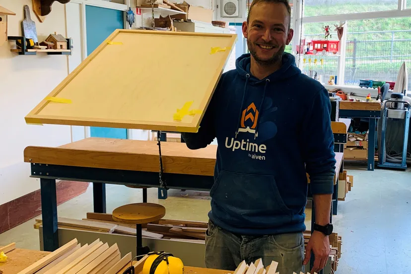 vrijwilligers van de houtwerkplaats van de piezo ambachtenwerkplaats maken dienbladen in opdracht van hofstede meerzigt foto stichting piezo