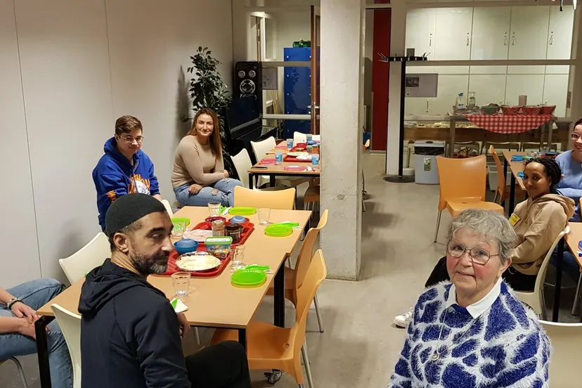 vrijwilligers van de kinderwijklunch zitten klaar om de kinderen te ontvangen foto stichting piezo