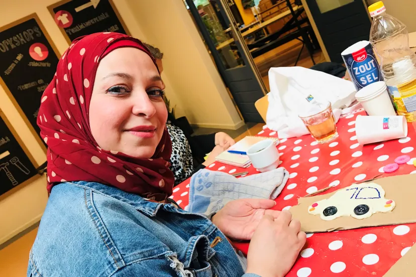 vrijwilligers van piezo bereiden creatieve vaderdagcadeautjes voor om samen met kinderen te maken op de brede school foto stichting piezo