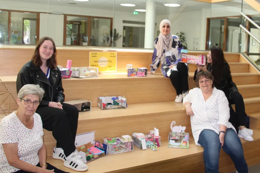 vrijwilligers van piezo maakten samen met de leerlingen muizenhotels tijdens de talentenweek op kindcentrum de entree fotograaf marja de laaf