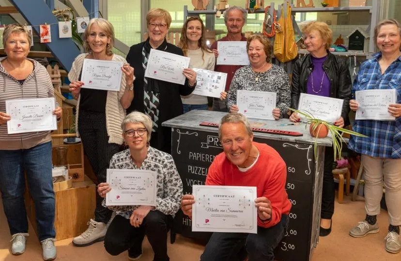 vrijwilligers van piezo met hun certificaat van deelname aan de training positieve gezondheid foto stichting piezo