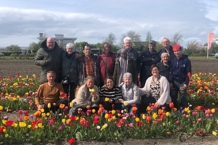 vrijwilligers van piezo van wijktuin noordhove op bezoek in de bollenvelden foto stichting piezo