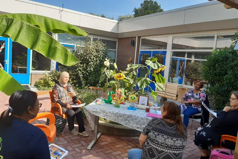 vrijwilligers volgen kinderoppastraining fotograaf stichting piezo