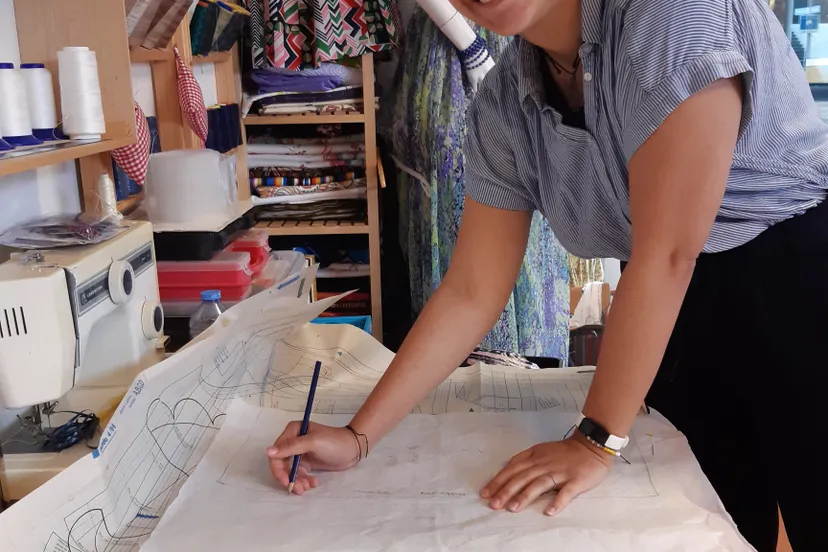 werken aan je eigen kledingproject in de piezo ambachtenwerkplaats foto stichting piezo