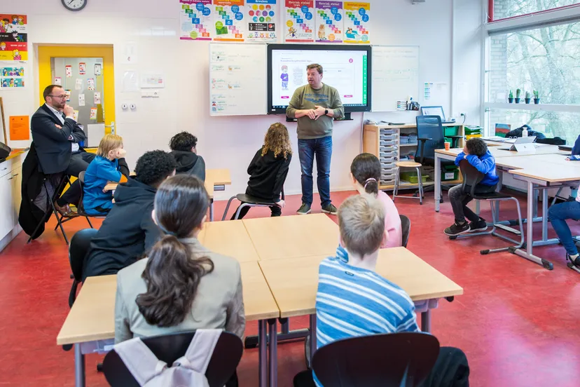 wethouder bouke velzen week van het geld regenboogschool zoetermeer 09 geknipt