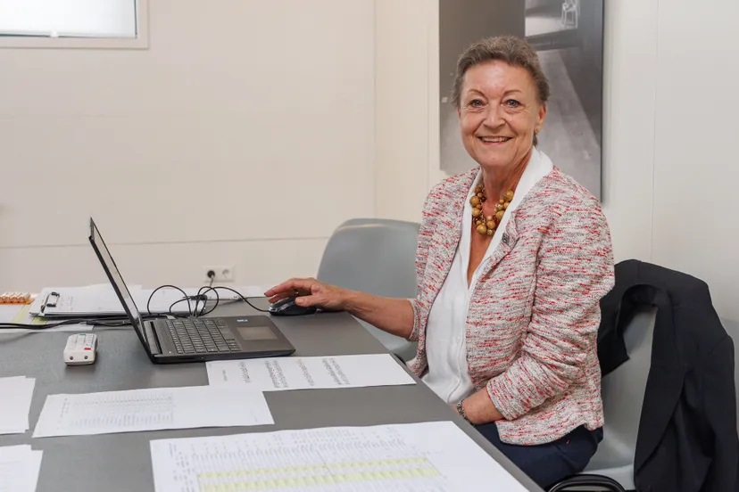 wethouder mertens neemt de eerste telling voor haar rekening foto theo van houdt