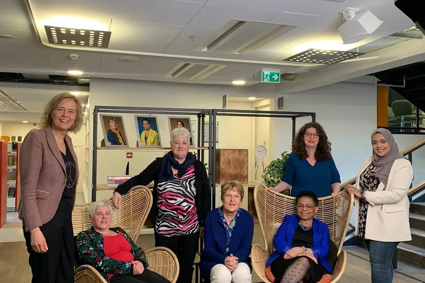 wethouder ter laak met de genomineerde dames voor vrouwendag 2022 door marije arnouts wijck zoetermeer