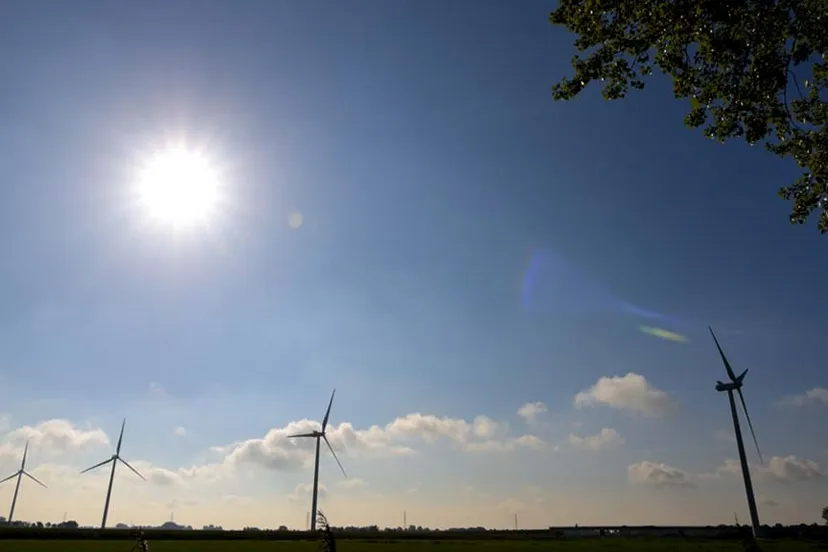 windmolens in volle zon