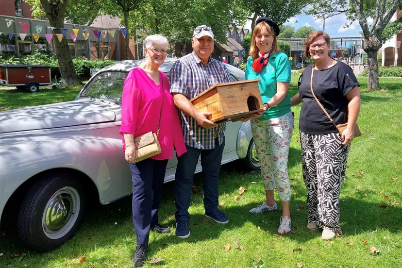 zelfgemaakt egelhuisje cadeau ter ere van het 10 jarig jubileum van de hof van seghwaert foto stichting piezo