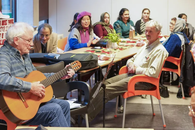 zing mee met kees bij inzet centrum fotograaf jeroen stahlecker