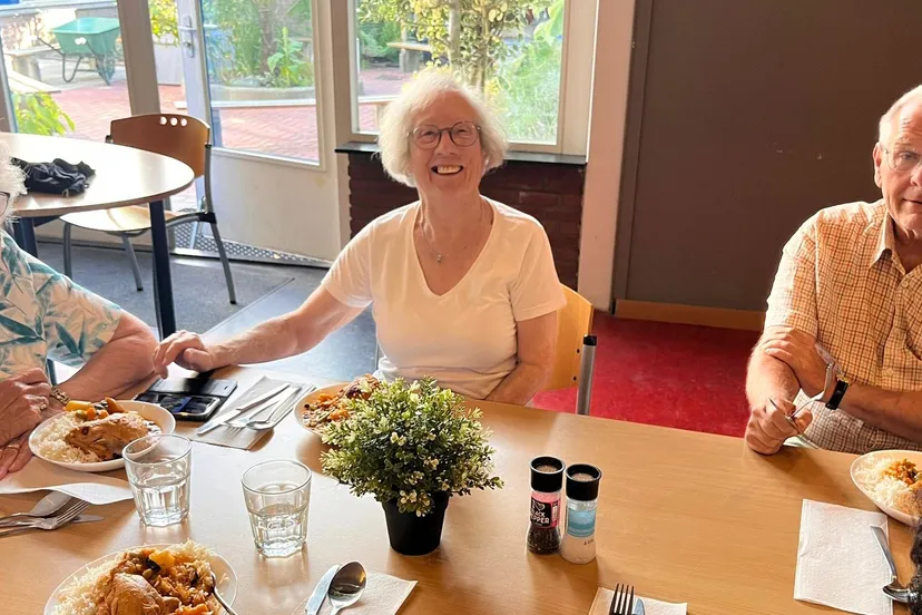 buurtbewoners zijn blij met het wekelijkse etentje bij inzet buytenwegh foto stichting piezo