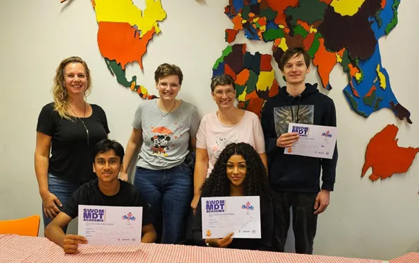 de eerste jongeren in zoetermeer hebben hun maatschappelijke diensttijd afgerond en ontvangen hun certificaat van mdt foto stichting piezo