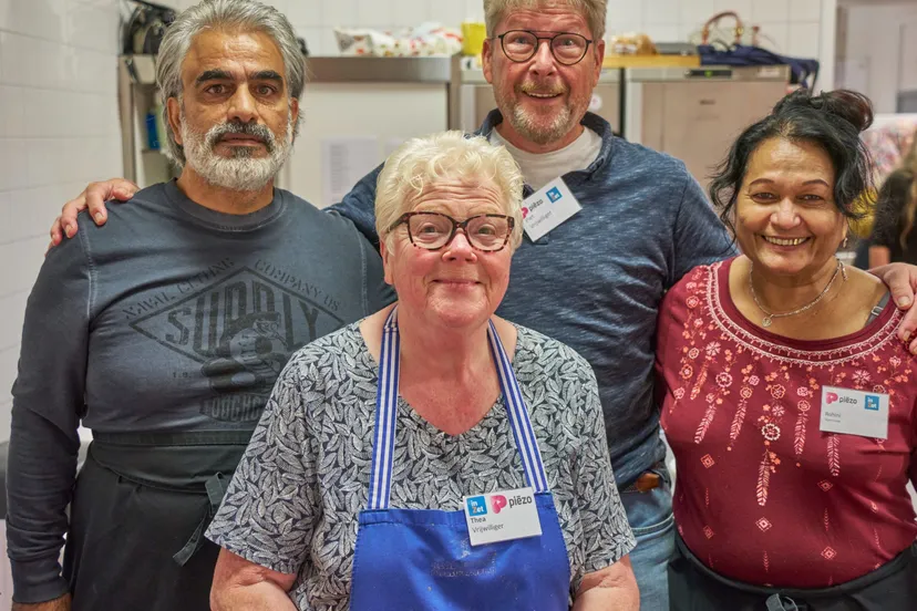 de vrijwillige koks van piezo maken creatieve gerechten met de onverkochte producten van dirk en voorkomen daarmee voedselverspilling fotograaf leon koppenol