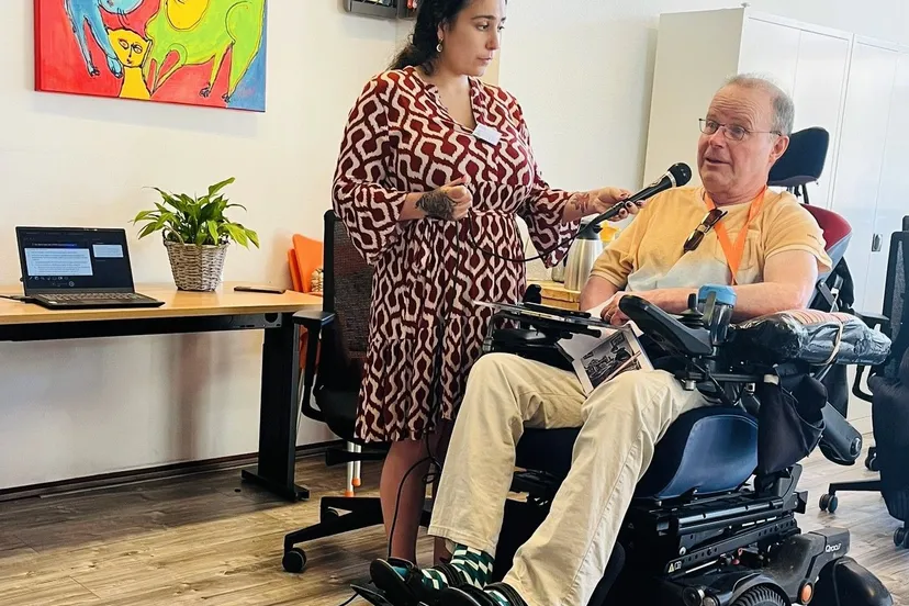 hans van hezewijk vertelt tijdens zijn lezing bij inzet meerzicht vol enthousiasme en inspiratie hoe je met een beperking met eigen inzet van het leven kunt genieten foto stichting piezo