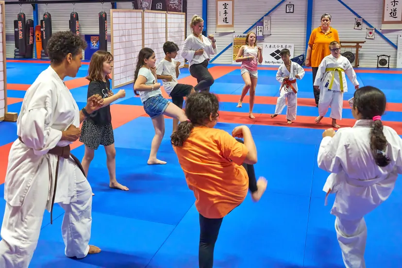 kinderen van de piezo talentenacademie meerzicht maken bij budoschool kai sei kennis met parasporters en hun trainers fotograaf leon koppenol