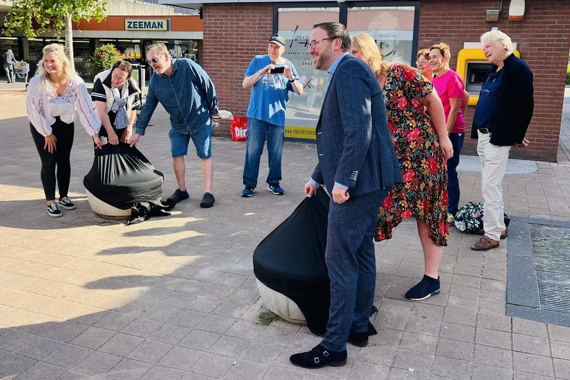 mozaiekkunst onthuld in winkelcentrum buytenwegh door de makers van de piezo ambachtenwerkplaats en door wethouder bouke velzen foto stichting piezo