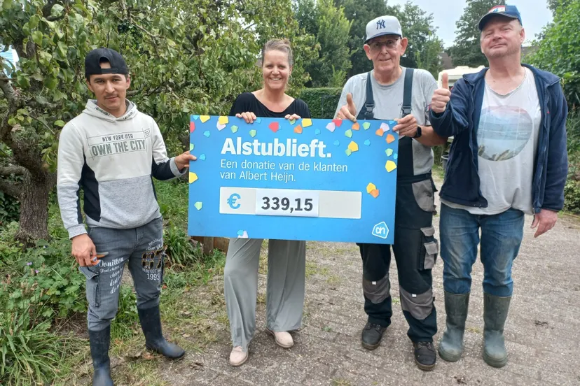 piezo in wijktuin noordhove heeft van albert heijn noordhove de opbrengst van de gedoneerde emballage van de maand augustus ontvangen foto stichting piezo
