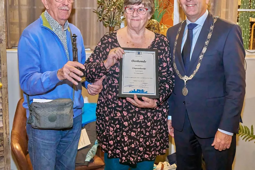 uitreiking chapeaubeeldje echtpaar neijssel