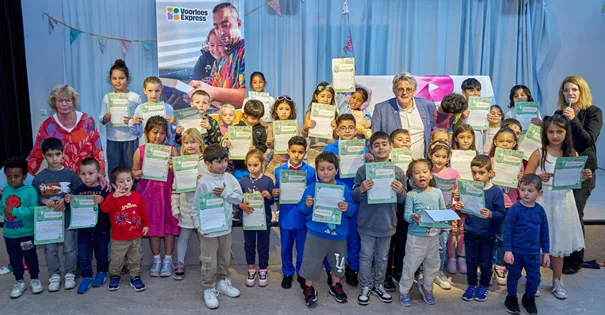 wethouder reikt voorleesdiplomas uit bij de voorleesexpress fotograaf leon koppenol