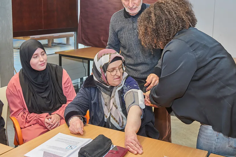 foto piezo mborijnland geeft demo zorgtechnologie student laat bloedrukmeter zien 2