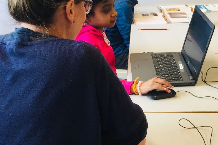 huiswerk maken in een gezellige en ontspannen sfeer bij de studieplekken van piezo foto stichting piezo