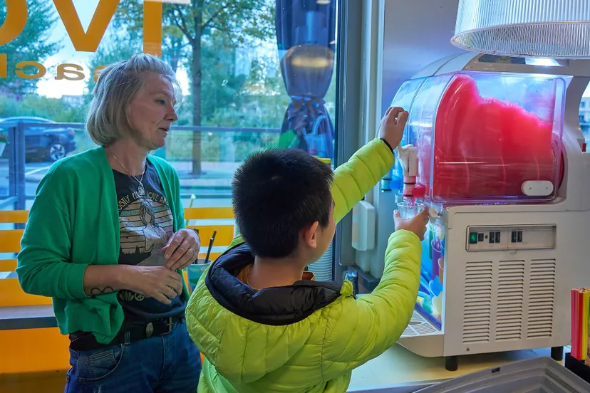 kinderen van de piezo talentenacademie in oosterheem leren tijdens de lessen over horeca hoe het is om in een snackbar te werken 2 fotograaf leon koppenol