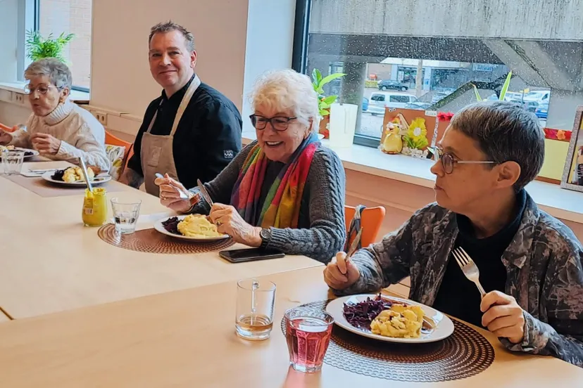 deelnemers van het vonkje genieten samen met een professionale kok van een heerlijke stamppot foto stichting piezo