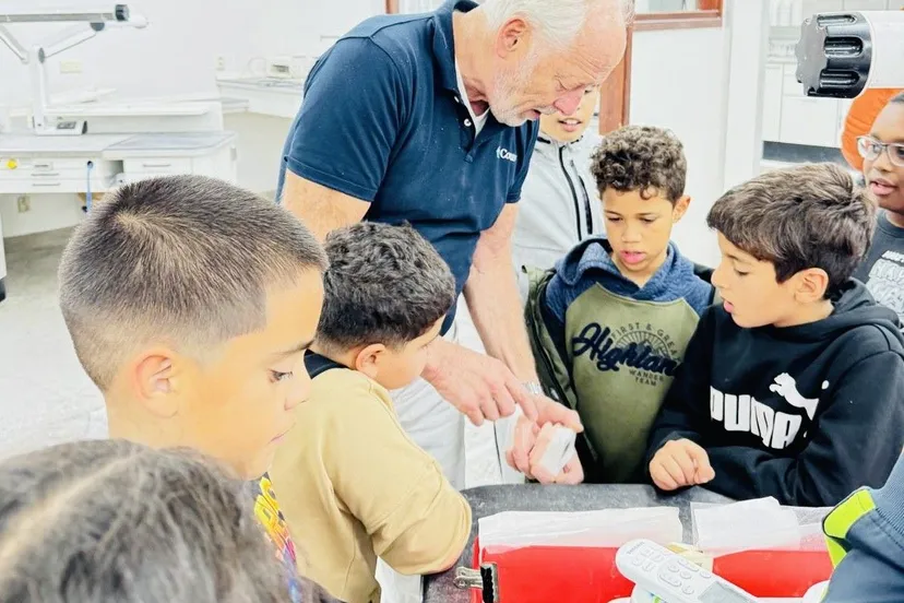 kinderen van de piezo talentenacademie op werkbezoek bij de darwinkliniek foto stichting piezo