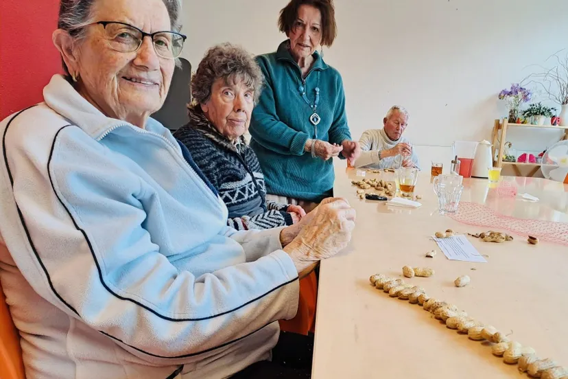ouderen van het vonkje in meerzicht maken pindaslingers voor de vogels foto stichting piezo