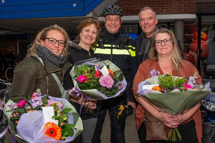 3 vrijwilligers ontvangen bloemen uit handen van wijkwethouder ronald weerwag