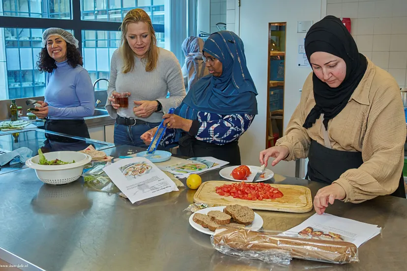 deelnemers van voel je goed krijgen les van de dietiste fotograaf leon koppenol