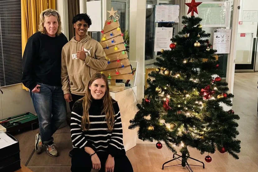 moaz en zijn begeleiders van jeugdformaat hebben de houten boom een mooi plekje gegeven in de woning foto stichting piezo