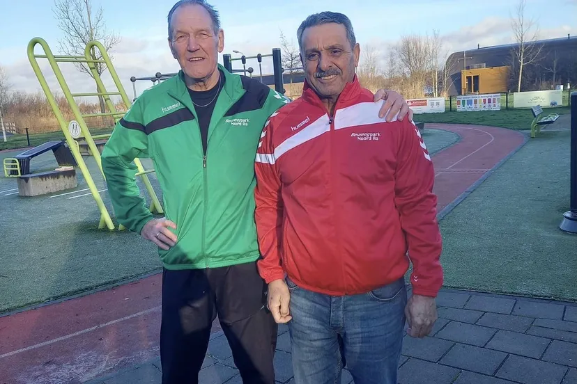 hany en zijn particpatiemaatje jasper begeleiden samen inwoners tijdens de fitnesslessen bij beweegpark noord aa foto stichting piezo