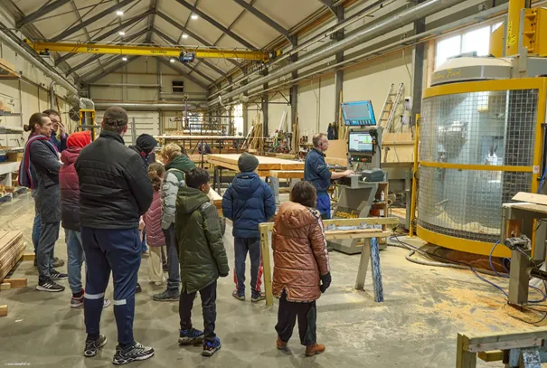 kinderen van de piezo talentenacademie kijken vol bewondering naar de hypermoderne computergestuurde zaagmachine bij van dorp hout fotograaf leon koppenol