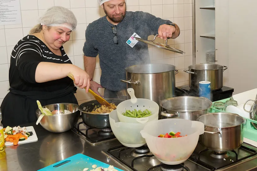 vrijwilligers van piezo koken samen een wijkmaaltijd fotograaf leon koppenol