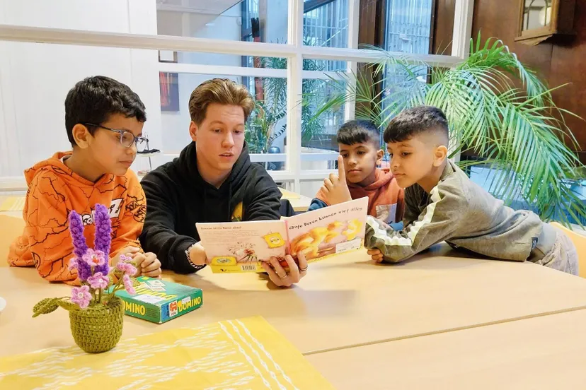 enthousiaste studenten van mborijnland lezen voor bij de voorleesexpress foto stichting piezo