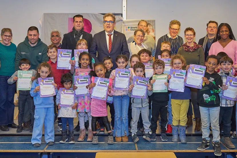 kinderen ontvangen voorleesdiplomas bij feestelijke afsluiting voorleesexpress fotograaf leon koppenol