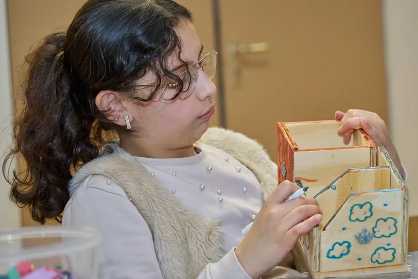 kinderen van de piezo talentenacademie hout ontdekken hoe het is om houtbewerker te zijn fotograaf leon koppenol