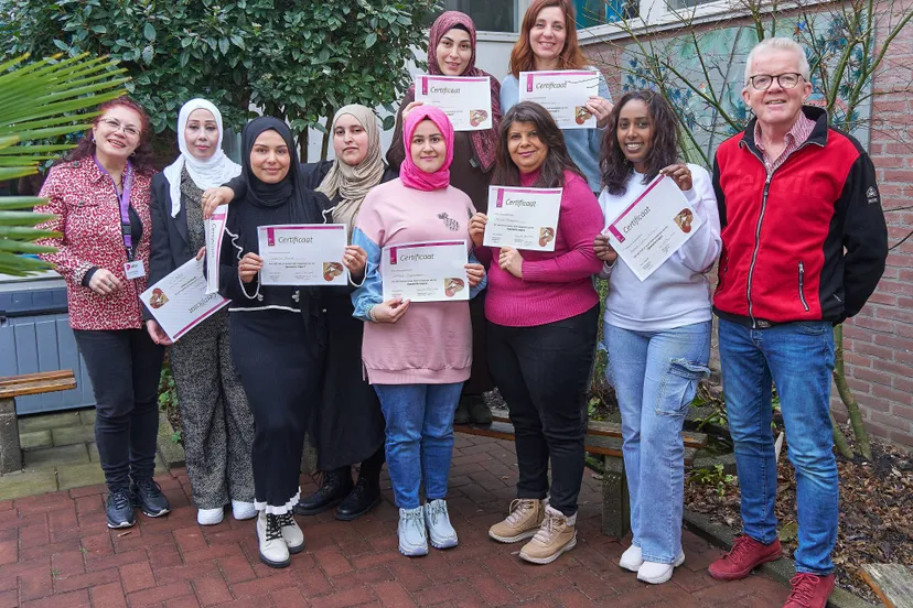 met trots hebben de deelnemers van het traject opwaarts bij stichting piezo hun certificaat in ontvangst genomen fotograaf leon koppenol