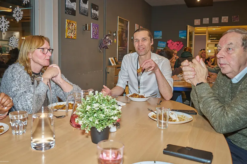wijkbewoners eten samen tijdens de sfeervolle restaurantavond bij inzet buytenwegh fotograaf leon koppenol