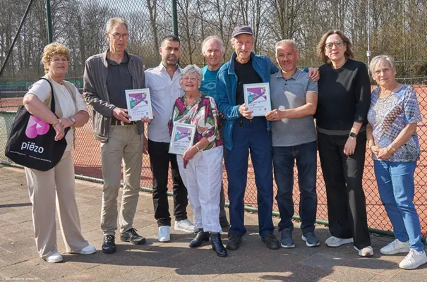 eerste participatiemaatjes ontvangen certificaat van waardering fotograaf leon koppenol