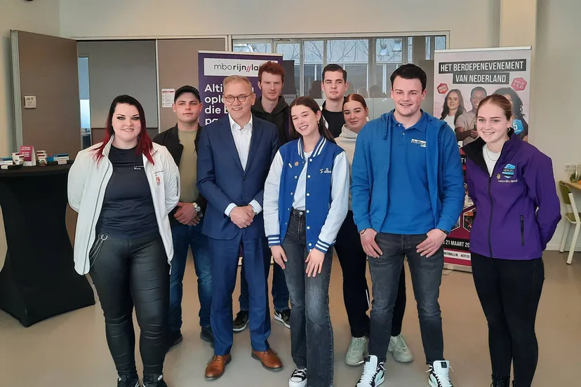 groepsfoto minister en finalisten