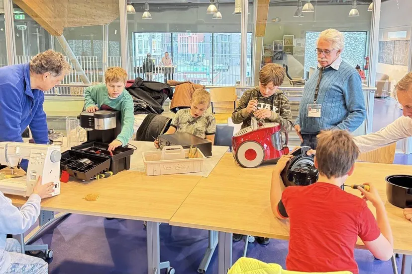 kinderen van de piezo talentenacademie techniek krijgen les van de vrijwilligers van het repair cafe foto stichting piezo